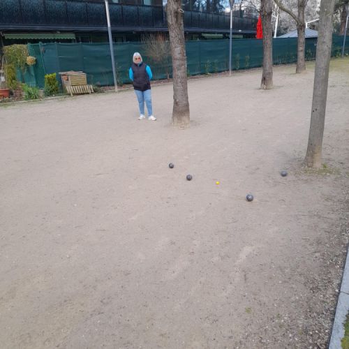 Le Tête-à-tête Cathy - François. La boule de Cathy en bonne position devant le but.