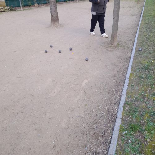 François vient de rerprendre le point avec sa boule à la droite de celle de Cathy.