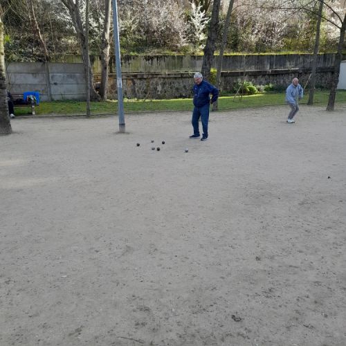 Pascal a le point à droite. Régis va essayer de le reprendre.