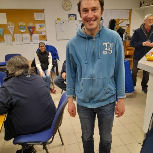 Et la photo du vainqueur, souriant. Il aura sa coupe à l'assemblée générale en novembre.