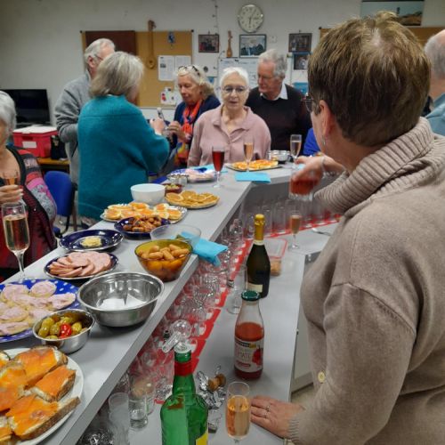 Le buffet est bien garni.
