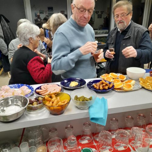 Michel et Sylvain se demandent ce qu'ils vont choisir entre les saucisses grillées et les canapés.