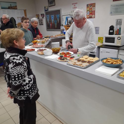 Une admiratrice adlmire Christian en train de remplir les coupes.