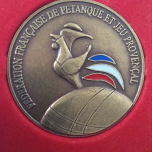 et la médaille de bronze.
