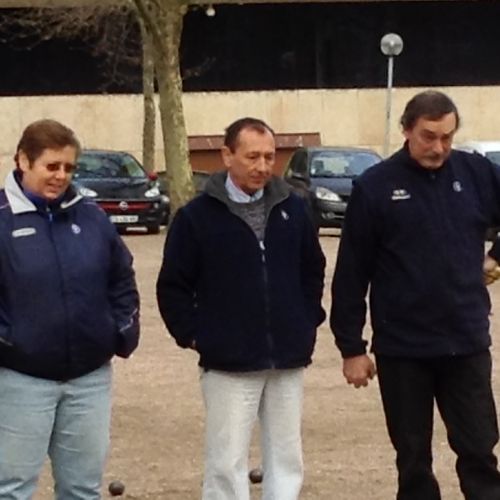Rencontre contre l'APR en championnat des clubs, chez eux (terrain caillouteux pas facile). Isabelle, Michel et Gilbert
