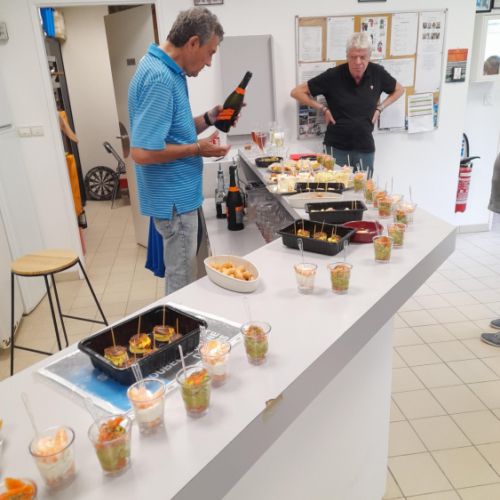 Richard verse le Prosecco sous le regard attentif de Christian.