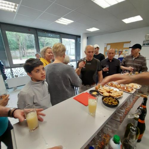 Titi attrend d'être servi.