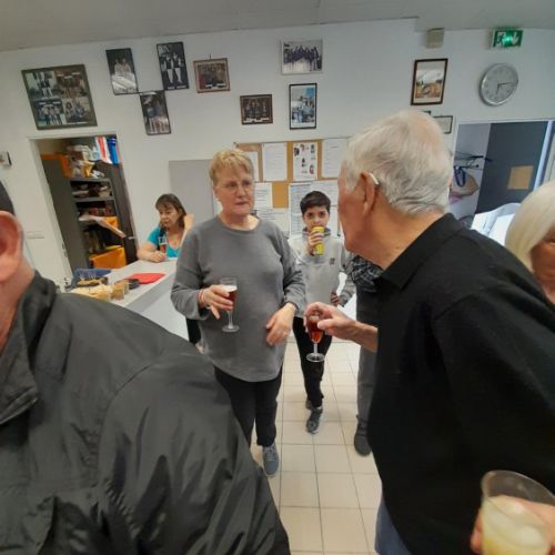 Alain va trinquer avec Isabelle.