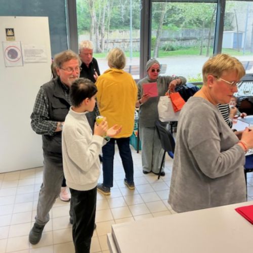 Titi et Sylvain. Anita s'approche avec les cadeaux.