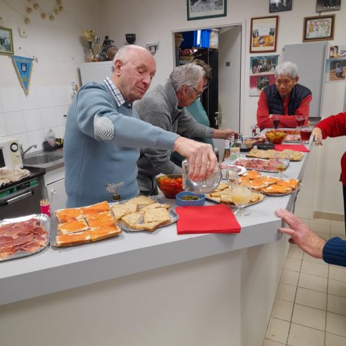 Michel commence à servir les boissons.