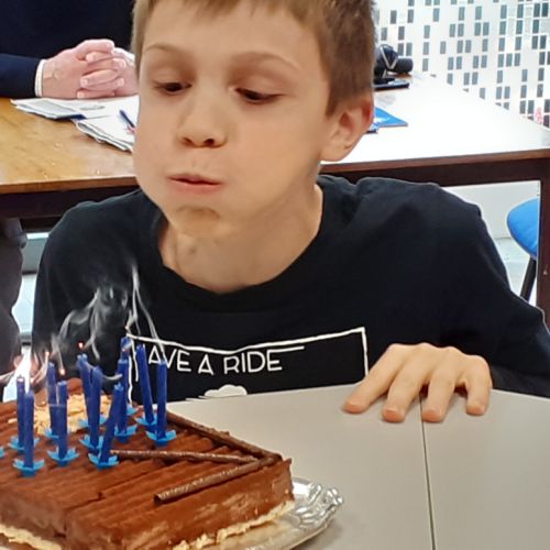 Anniversaire de Gabriel en mai. Quel souffle !!