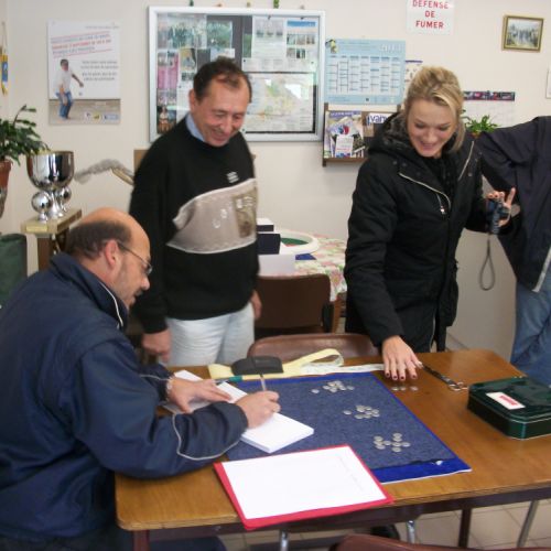 Tirage des équipes avec l'aide de Carine Jamet.