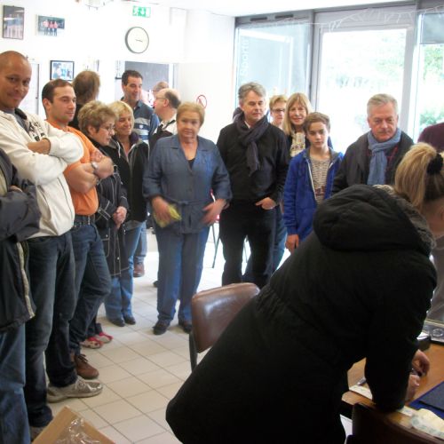 Monsieur le Maire et les participants attendent le résultat du tirage des triplettes.