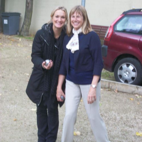 Deux joueuses, adversaires, mais néanmoins souriantes.