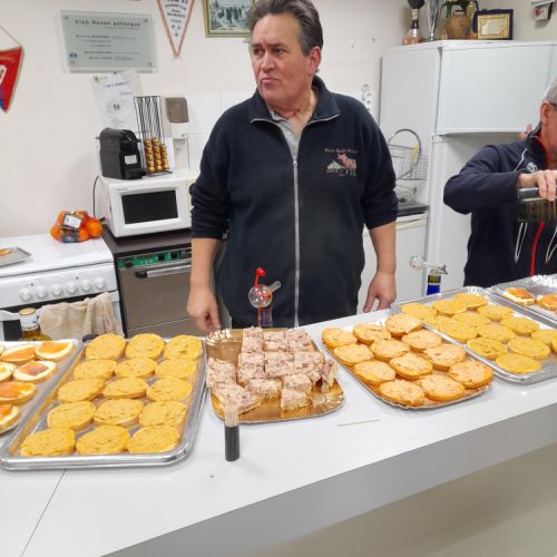 Stéphane devant son oeuvre.