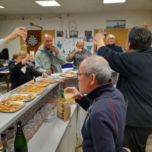 Stéphane lève son verre.