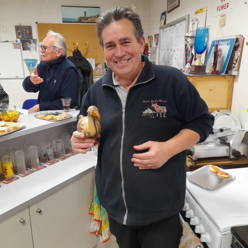 Stéphane avec le cadeau offert par Hélène et Robert : un Dodo de l'île Maurice.