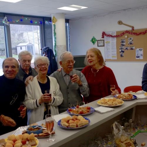 Un verre à la main. Y a de la joie, comme dirait Charles Trénet.