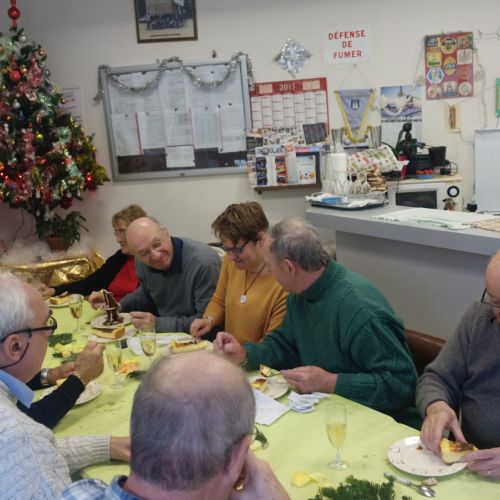 On déguste joyeusement le flan.