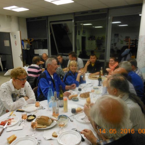 Ambiance conviviale après la partie gagnée par St James contre Vanves, 17 à 14.