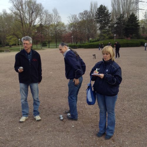 Cathy, notre coach, note les résultats.