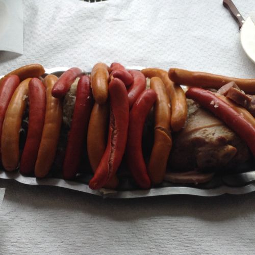 Vanves a perdu 22 à 14 (il aurait fallu gagner une triplette). Une choucroute choisie par Cathy, arrosée par un Riesling sympa, a néanmoins reconforté les perdants.