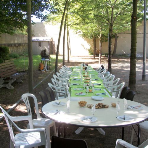 La table est prête. On attend les plats et les invités.