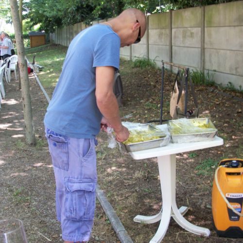 Le cuistot en chef s'occupe des cuisses de poulet.