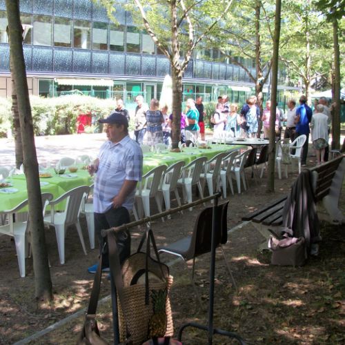 Daniel (qui nous a apporté des acras de morue succulents pour l'apéro) surveille les tables.