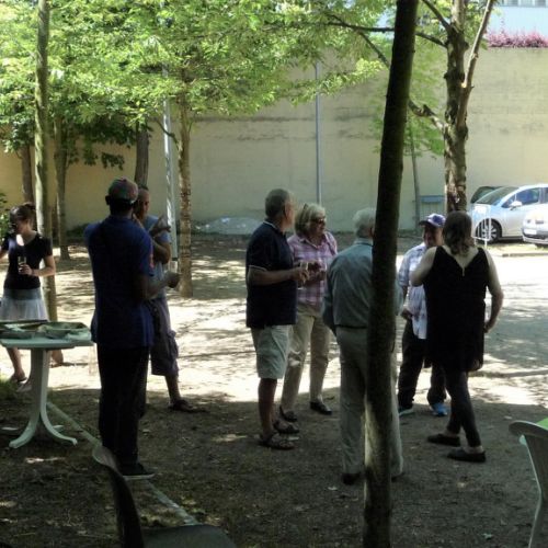 Céline surveille la cuisson.