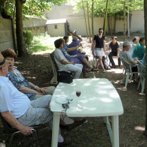 Jacques et Annie se sont mis à l'ombre en attendant le dessert.