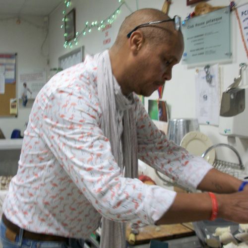 Et le fromager arrange ses fromages.