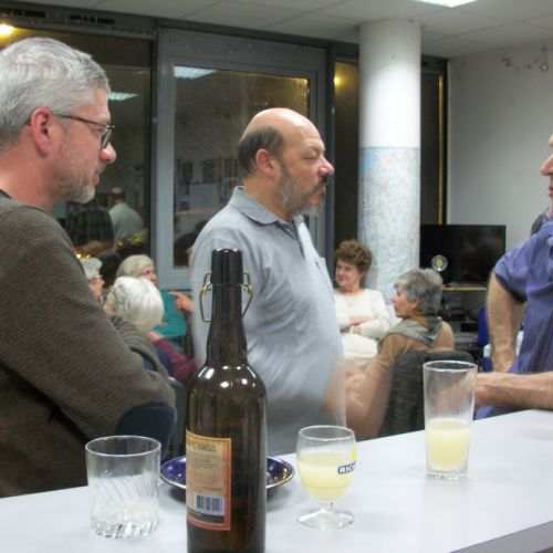 Et les 3 mecs qui discutent sérieux !