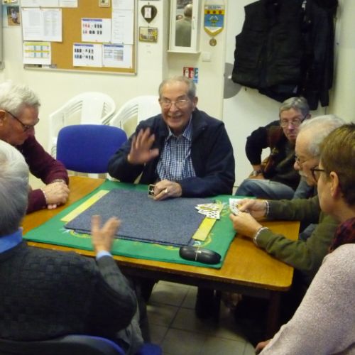 Les mordus de la coinche tapent le carton en attendant l'ouverture de l'A.G.