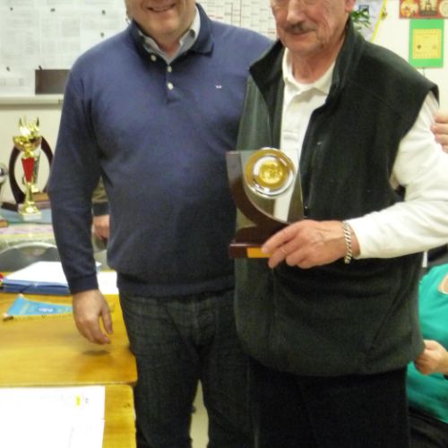 Jacky 1er du Trophée des Anciens, félicité par Maxime.