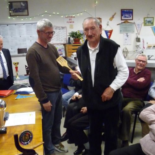 Et ça continue, le gagnant du trophée des Anciens reçoit la cuillère en bois (pour le 'Souvenir Pierre Séguier').
