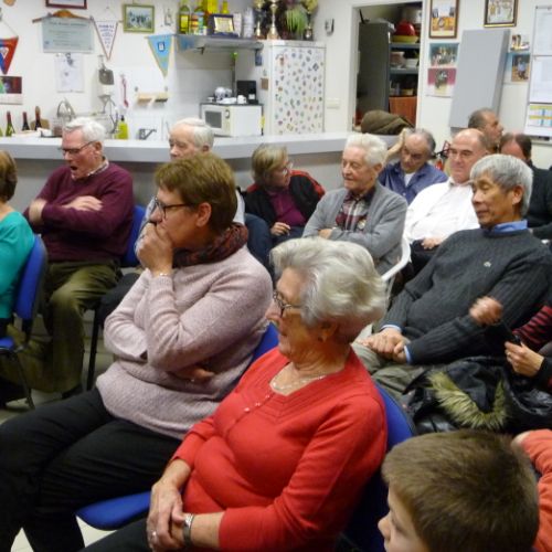 L' A.G. va bientôt commencer. Les adhérents attendent bien sagement.