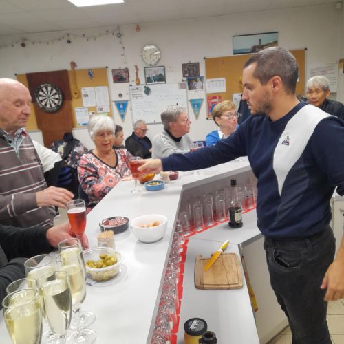 Cédric prend une coupe de prosecco pour trinquer.