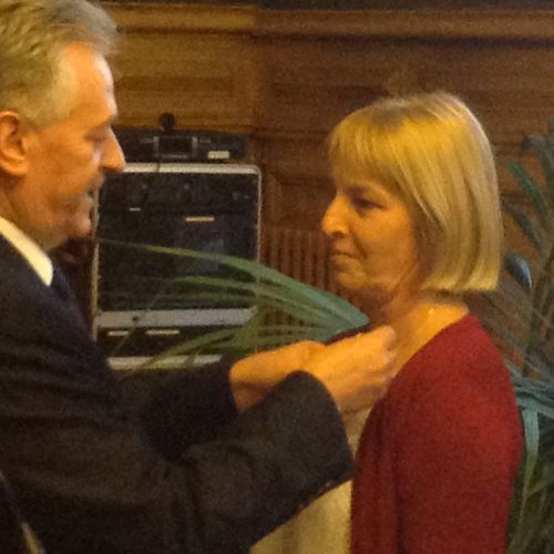 C'est au tour de Cathy de recevoir la médaille.