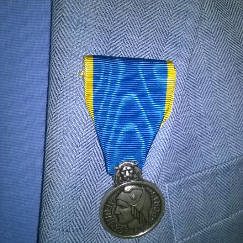 La médaile de Jacques en gros plan.