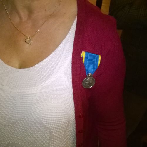 La médaile de Cathy en gros plan.