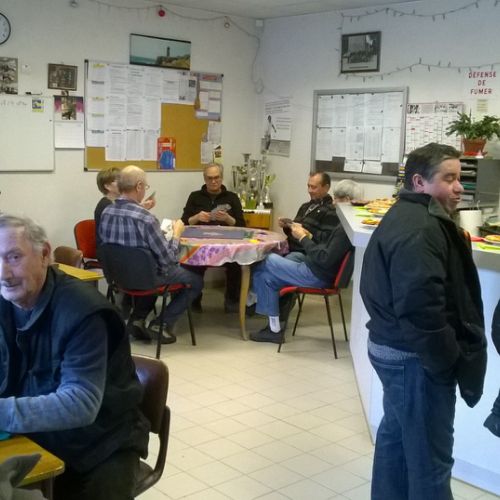 Les acharnés du tarot et de la coinche avant que les festivités commencent.