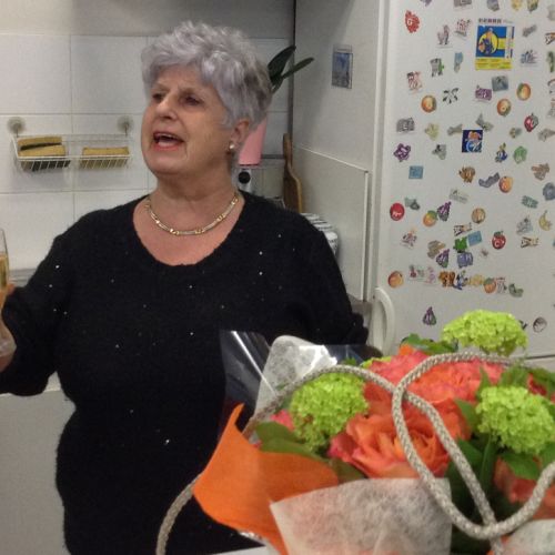 Françoise chante à l'unisson 'Joyeux anniversaire Nos voeux les plus sincères Que ces quelques fleurs vous apportent le bonheur Que l'année entière vous soit douce et légère, etc'