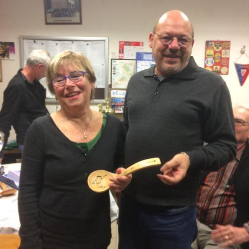 Hélène reçoit la ciuillère en bois à la triplette mêlée du 4 juin.