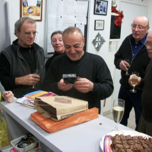 Sylvain découvre ses cadeaux (notamment des cigares, une de ses passions avec la pétanque), qui lui rappelleront ses amis de Vanves.