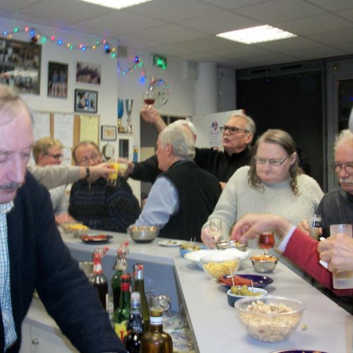 Le bar est pris d'assaut, mais Jacky veille au grain.