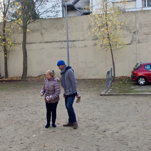 Une doublette de choc : Cathy sous l'aile protectrice de Steve.