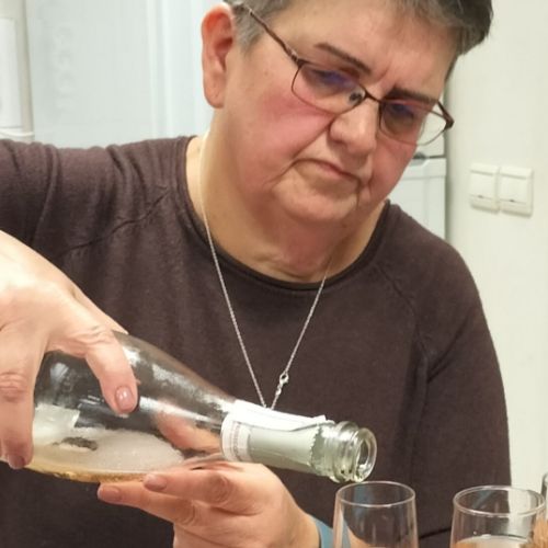 Nathalie, la barmaid, très appliquée.