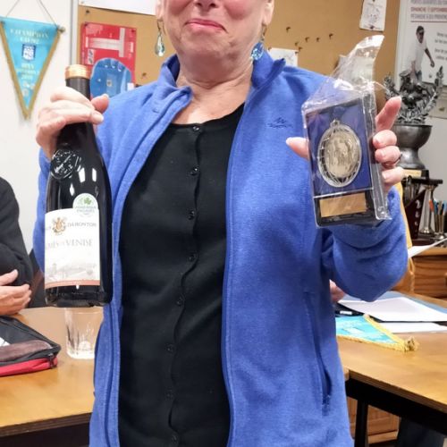 Hélène, 3ème de la triplette à la mêlée. A reçu une médaille et et un Beaume de Venise (terroir Daronton) pour trinquer avec Robert.