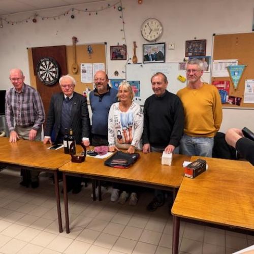 Gros plan sur le bureau : Patrick, Bernard Roche, Patrice, Cathy, Michel et Eric.